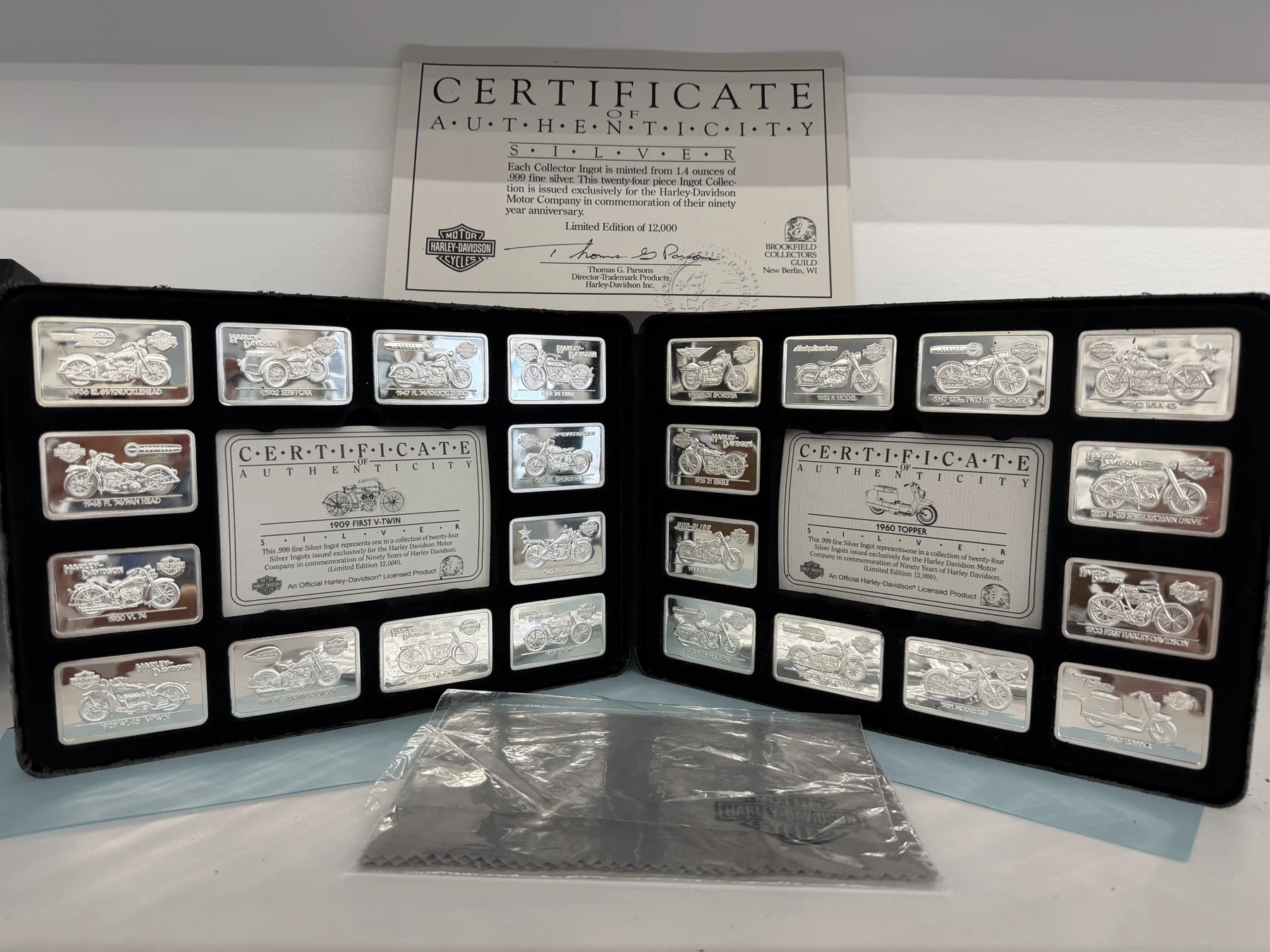 Collectible paper currency in protective display holders